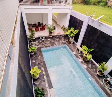 Banjarasri Hotel | RedDoorz At Artomoro Guest House