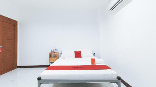 Naic Hotel | RedDoorz @ Don Martie Beach House Naic Cavite