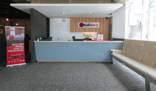 Mandaue Hotel | RedDoorz @ Insular Square Mandaue City