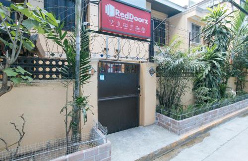 Sampaloc Hotel | RedDoorz near PNR Espana Station