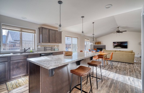 Redmond House | Redmond Basecamp Getaway = Fun/Climb/Hike/Ski/Family-Smith/ExpoCtr/Sisters/Bend!