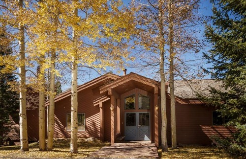 Weisshorn House | Redwood Lodge: Classic Mountain Getaway with Hot Tub in Downtown Breck!