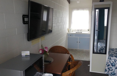 Levin Hotel | Redwood Lodge Motel