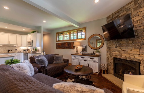 Elk Park House | Reel Relaxing at Eagles Nest River Club 2,000ft Elk River Frontage! Hot tub, Pets ok!