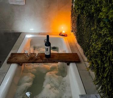 Tres Coroas Apartment | Refúgio com hidro, lareira e jardim em Três Coroas