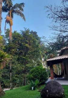 Parque Imperial House | Refúgio em meio a montanhas com cachoeira e praia