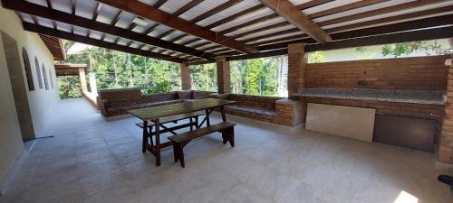 Parque Imperial House | Refúgio em meio a montanhas com cachoeira e praia