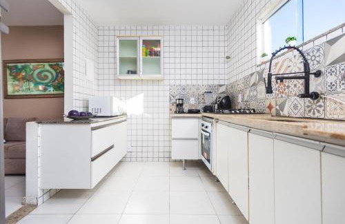 Cabo Frio House | Refúgio Tropical Casa de Praia com Piscina Climatizada e 4 Suítes e garagem 3 carros, 800 mtrs da praia internet 700 mbps, condomínio privado com pista de skate , quadra de futevôlei , campos e quadras de futebol!