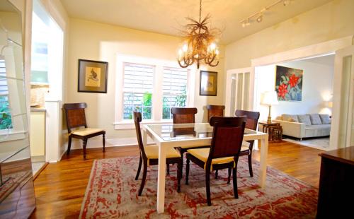 Neartown Apartment | Refuge in the Heart of Montrose