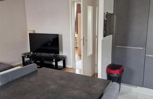 Saint-Lo Apartment | Refuge Urbain Chic avec Balcon