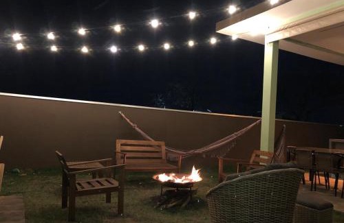 Aguas de Santa Barbara House | Refugio 4 suites com ar condicionado e piscina