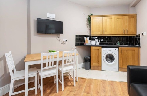City Centre Dublin Condo | Refurbished 2 BED APT WITH GARDEN Fast WIFI & TV