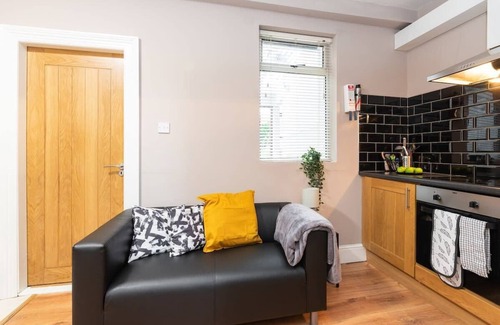 City Centre Dublin Condo | Refurbished 2 BED APT WITH GARDEN Fast WIFI & TV