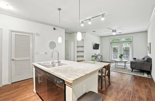 South Main Apartment | Regards At Med Center 126 I Comfy 2 Bed 2 Bath