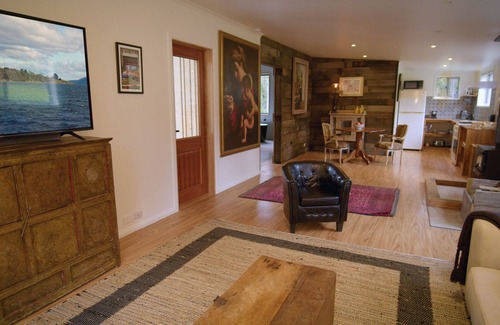 Franklin Cottage | Relax and indulge in a country garden at Franklin, Tasmania