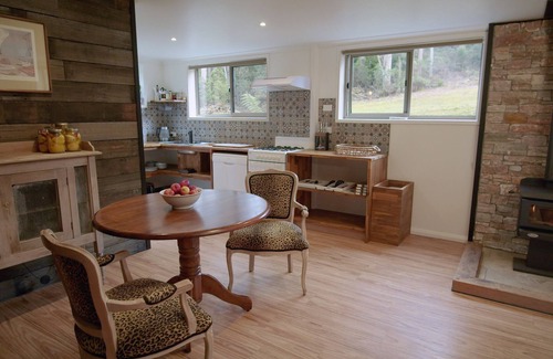 Franklin Cottage | Relax and indulge in a country garden at Franklin, Tasmania