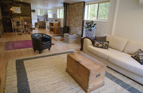 Franklin Cottage | Relax and indulge in a country garden at Franklin, Tasmania