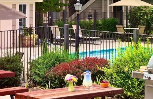 Dublin House | Relax and Recharge! 3 Comfortable Units, Free Parking, Pets Allowed, Pool