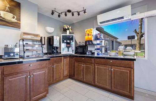 Salem Resort | Relax and Recharge in Knights Inn & Suites Salem! Free Breakfast & Parking