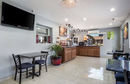 Salem Resort | Relax and Recharge in Knights Inn & Suites Salem! Free Breakfast & Parking