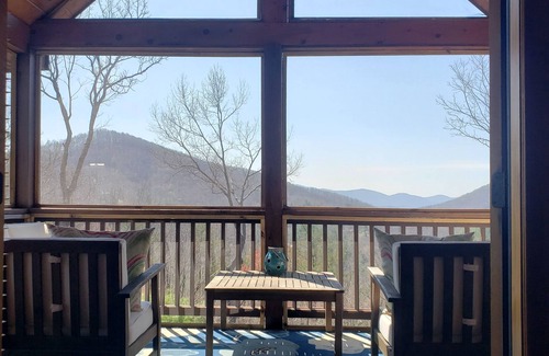 Blue Ridge Cabin | Relax and unwind in the peacefulness of nature in the North Georgia Mountains!