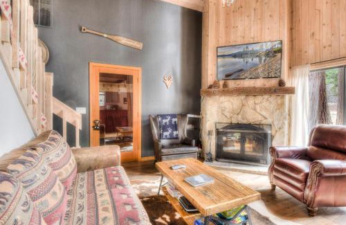 Tahoma House | Relax at Rustic Tahoe Charm - Minutes to Lake