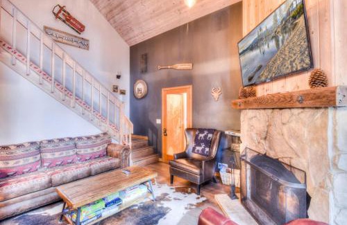 Tahoma House | Relax at Rustic Tahoe Charm - Minutes to Lake