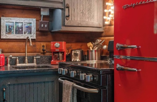 North Bend Cabin | Relax at this Peaceful 1 bedroom cabin on the river