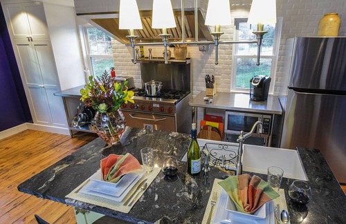 Columbia Cottage | Relax & Enjoy the quiet country setting! And bring your dog too