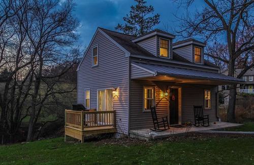 Columbia Cottage | Relax & Enjoy the quiet country setting! And bring your dog too