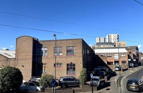 Marlborough House | Relax & Explore 3bed Home with Easy London Access