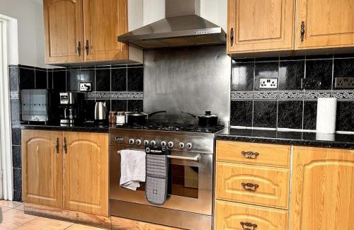 Marlborough House | Relax & Explore 3bed Home with Easy London Access