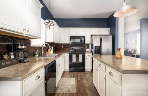 Memphis House | Relax in a Spacious 3 Bedroom + Office- Mud Island/Downtown