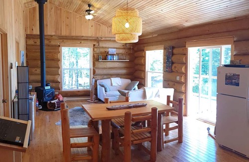 Pleasant River Cottage | Relax in Canada: a lakeside log cottage near Kejimkujik National Park.