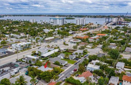 Southside House | Relax in Hacienda de Paradise in SoSo West Palm Beach