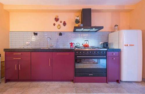 Centrum House | Relax in our cozy bed, work in a warm atmosphere, or explore Tilburg's bustling center.