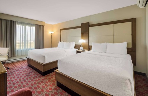 Calgary Hotel | Relax in Style: 4 Spacious Rooms, Indoor Swimming Pool and Free Shuttle