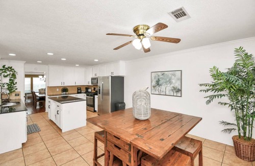 Atascocita House | Relax in Style! 6BR Houston Oasis w/Pool & Spa