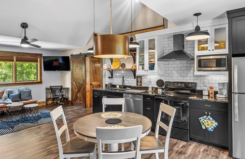 Nebo Apartment | Relax in style w/access to Lake, Dock, Fire pit and Community Pool