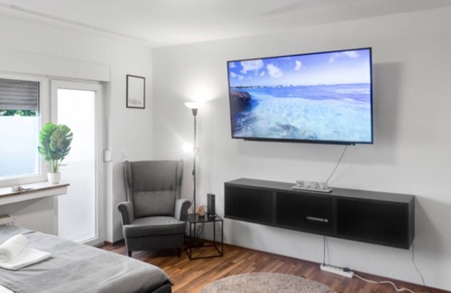 Mittelmeiderich Apartment | Relax Oasis with 65 inch SmartTV, Kitchen and Balcony