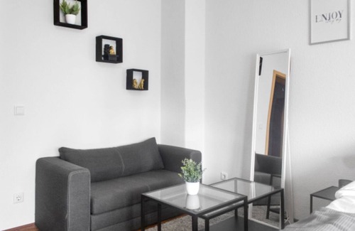 Mittelmeiderich Apartment | Relax Oasis with 65 inch SmartTV, Kitchen and Balcony