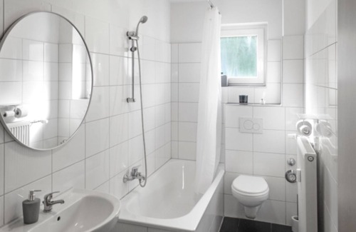 Mittelmeiderich Apartment | Relax Oasis with 65 inch SmartTV, Kitchen and Balcony