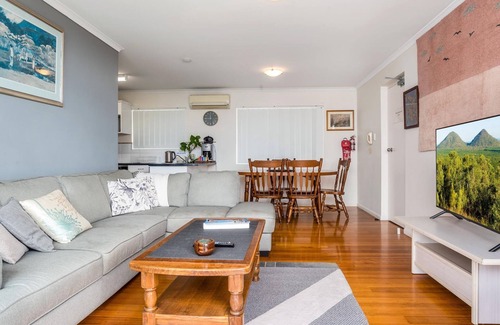 Wynnum Apartment | Relaxed Bayside Living Sleeps 4