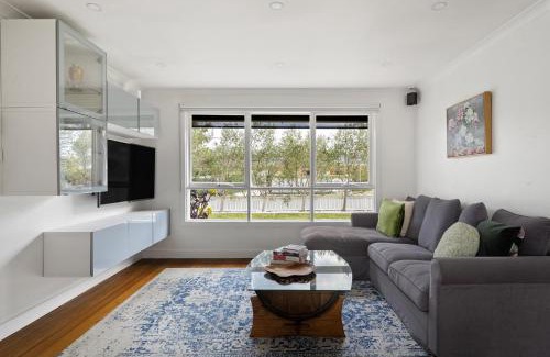 Mordialloc House | Relaxed Bayside Stay with Outdoor Space