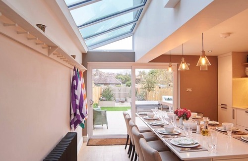 Hythe House | Relaxed Luxury by the Sea with Hot Tub!