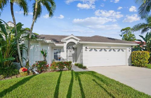 Crown Pointe House | Relaxed Tropical NAPLES Retreat 5 mi to Beach home