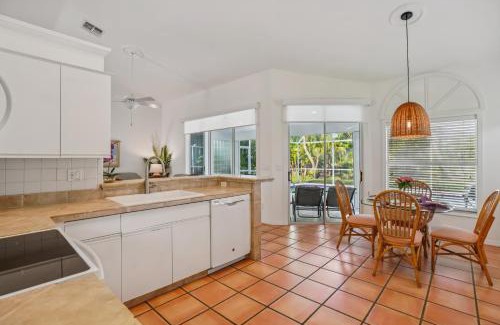 Crown Pointe House | Relaxed Tropical NAPLES Retreat 5 mi to Beach home