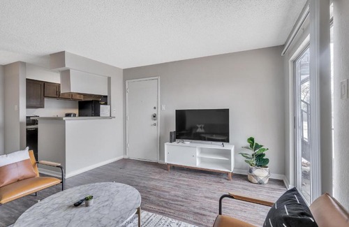 Midland Apartment | Relaxing 1-Bedroom Flat and Outdoor Pool