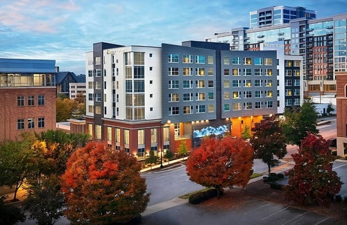 Greenville Downtown Apartment | Relaxing 2 Queen Bed Stay Near Peace Center! Onsite Gym and Pool Access!