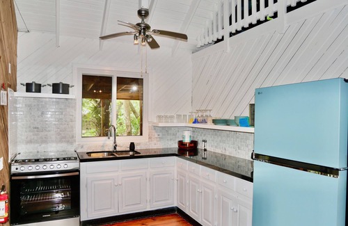 Antoneys Cay House | Relaxing 2BR Home in Roatan’s Sundancer Community w/Pool & Dock Access